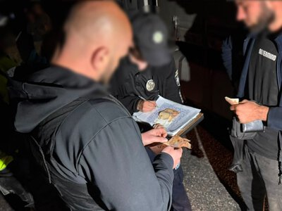 У подвійному дні фури до Молдови: на Одещині затримали іноземця, який вивозив захованого військового-утікача