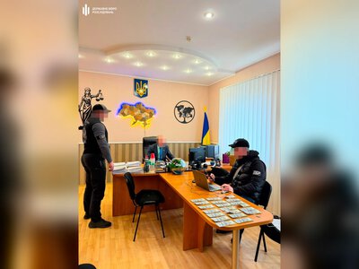 Взяв $2000 за потрібне рішення: суддю на Харківщині підозрюють у хабарництві