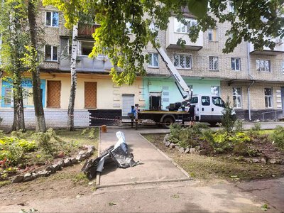 Комунальники ліквідовують наслідки удару РФ по Новобаварському району