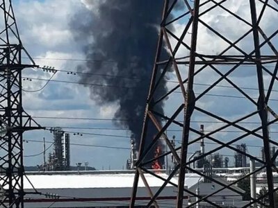 У Пермі після атаки дронів горить один із найбільших НПЗ Росії: Зеленський підтвердив удар