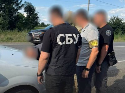 Посади з бронюванням виставили на продаж: посадовця затримали на гарячому
