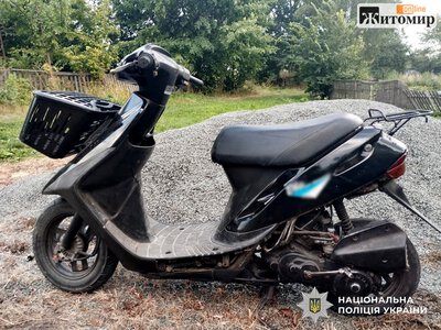На Звягельщині 14-річна дівчина на скутері в’їхала в паркан. ФОТО