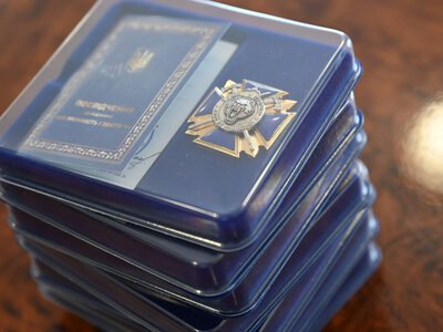 «Срібна росомаха» за підтримку фронту: сімох волонтерів Закарпаття відзначили бійці легендарної 128-ї бригади