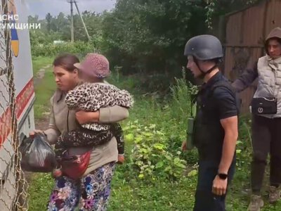 З прикордоння Сумщини евакуювали маломобільного чоловіка з дружиною та маму з дитиною
