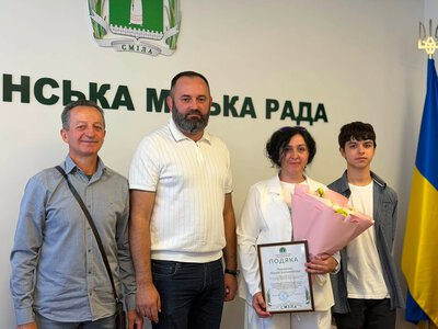 У Смілі відзначили випускника та його маму-вчительку за успіх на НМТ