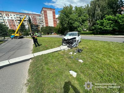 У Тернополі легковик врізався в електроопору: водія госпіталізували