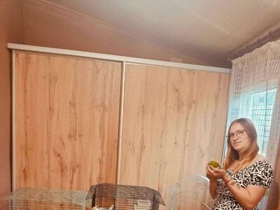 Після втрати коханого, який загинув на війні волинянка почала розводити папуг