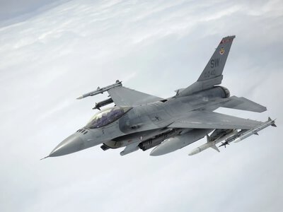 Повітряні сили повідомили про втрату зв'язку з винищувачем F-16: пілот катапультувався