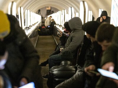 Станції переповнені: кияни скаржаться, що їх не впускали у метро під час масованої атаки РФ