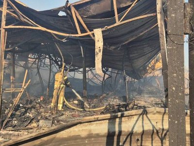 Після нічної атаки спалахнула пожежа на ринку на «Почайній»: вогонь локалізували, є постраждалий