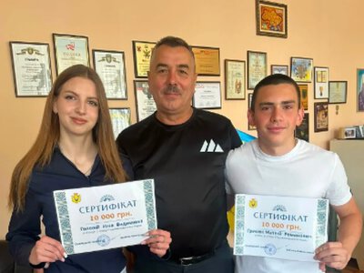 За 200 балів − 10 тисяч гривень: у Старовижівській громаді преміювали двох успішних випускників