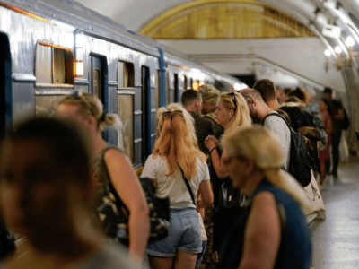 Переховувалися 56 тисяч людей: чи справді киян не пускали у метро через переповнені станції