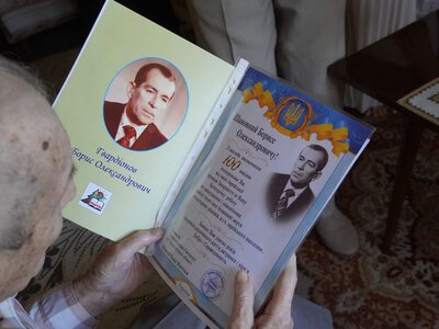 Легенда Закарпаття відзначила 100-річчя: в Ужгороді привітали журналіста, який створив історію видавництва «Карпати»