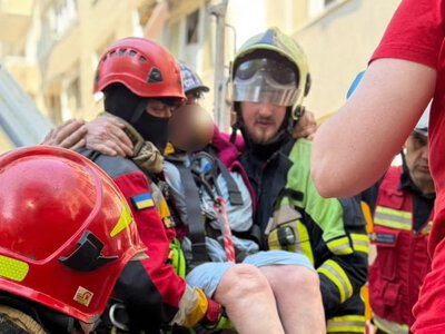 Найрідніші чекали поруч. З-під завалів у Львові врятували 93-річну жінку — ДСНС