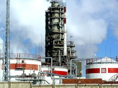 Дрони ЗСУ долетіли до Уралу: на росії палає великий завод «Лукойлу» 