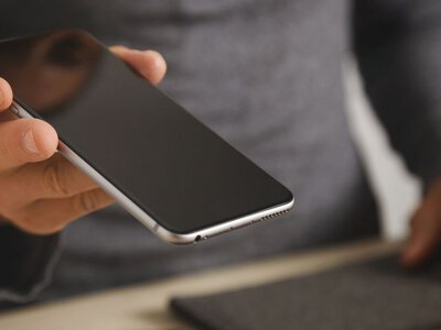 Захищає чи шкодить: чому захисне скло може погіршити роботу смартфона — PMG.ua