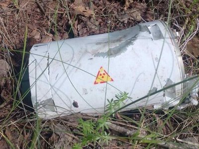  На Чернігівщині електромонтер натрапив у лісі на російський дрон із позначкою радіаційної небезпеки 
