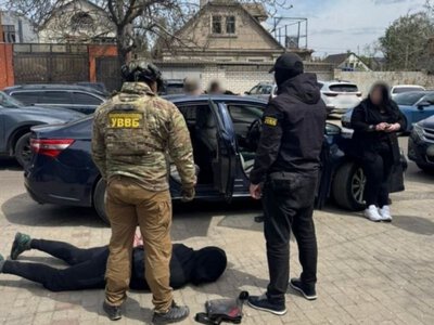 За 12 тисяч доларів обіцяли «списати» з армії: на Одещині судитимуть військового та його спільницю