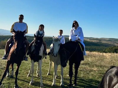 Дружина Коноплянки показала рідкісне особисте фото чоловіка з дітьми з відпустки в Європі