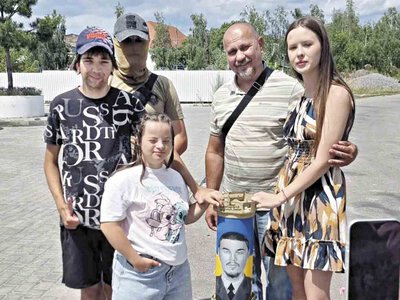 Портрет Героя Єгора Басюка увіковічнили на тубусі вінничанки — художниці