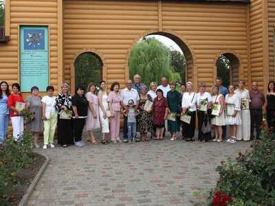 Медиків вітали квітами і грамотами