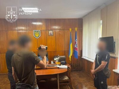 Керівництво колонії підозрюють у торгівлі людьми та трудовій експлуатації засуджених: інцидент у сусідній із Хмельниччиною області