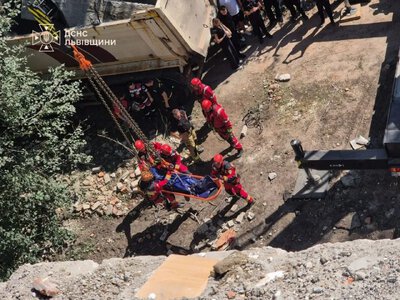 Ракетний удар по Львову: з-під завалів п'ятиповерхівки деблокували тіло загиблого, 30 людей постраждали