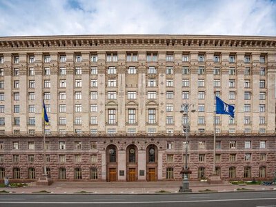 Продукти, вода та павербанки: у Києві посилюють резерви перед зимою