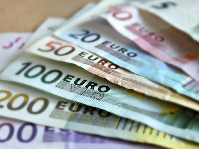 Долар дешевшає, євро зростає: НБУ оновив курси валют на 31 липня