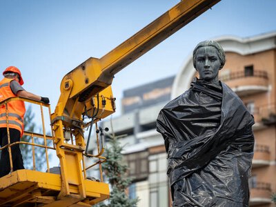 У Києві демонтують захисні конструкції з пам’ятника Лесі Українці