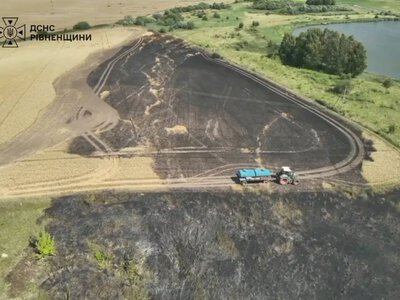 На Рівненщині рятувальники ліквідували пожежу сухостою та пшениці