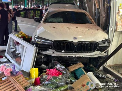 У Кам’янці-Подільському 19-річний водій «BMW» влетів у квітковий кіоск: травмувалася продавчиня