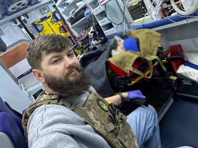 Барбер-медик, який безкоштовно стриже поранених у госпіталі: У людини прокинулося в очах життя