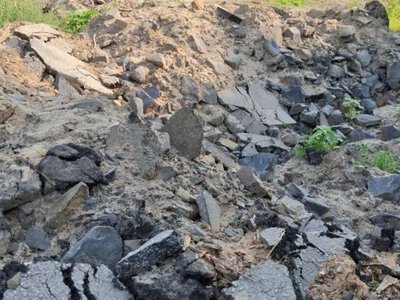 У Костополі біля річки Замчисько досі не прибрали будівельні відходи