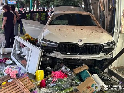 BMW влетів у квітковий кіоск у Кам’янці-Подільському: продавчиню госпіталізували