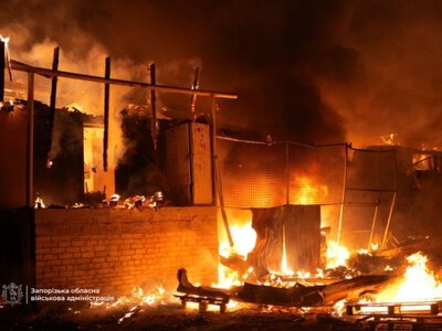 Щонайменше шість вибухів і масштабна пожежа: вночі росіяни вдарили по Пісках у Запоріжжі