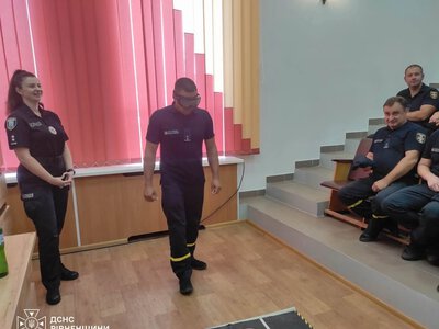 VR-окуляри та ефект сп’яніння: для рівненських рятувальників провели незвичне тренування