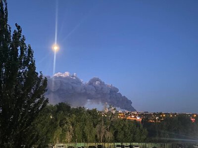 Місто затягнуло димом: у російському Волгограді дрони атакували логістичний хаб Wildberries та НПЗ (відео)