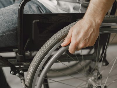 Виплати дітям та людям з інвалідністю можуть зрости: які суми передбачає законопроєкт