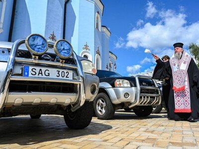 Митрополит Епіфаній благословив автомобілі для українських воїнів