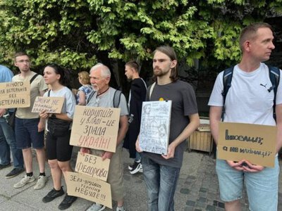 Третій тиждень в Україні тривають протести за повернення Федорова на посаду міністра оборони