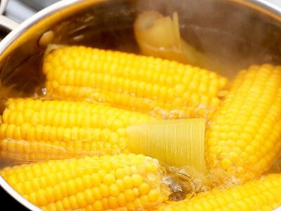 Не лише вода та сіль: що додати під час варіння кукурудзи, щоб вона була м'якою та соковитою