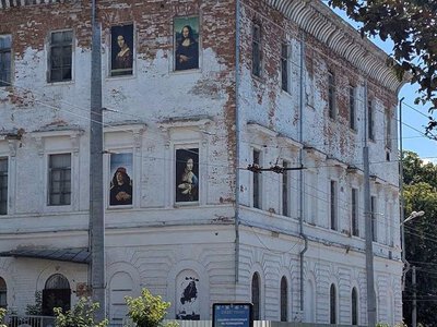 Вікна Кадетського корпусу перетворили на арт-галерею: у Полтаві виставили репродукції світових шедеврів
