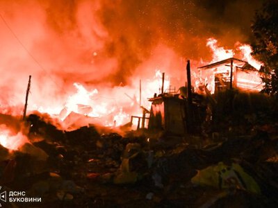 У Чернівцях палало домогосподарство: площа пожежі склала 200 кв. м