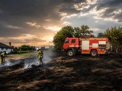 На Київщині чоловік загинув під час пожежі стерні, ще одна жінка отримала опіки