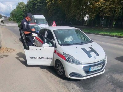 У Франківську патрульні зупинили автоінструктора, який навчав водінню без атестата