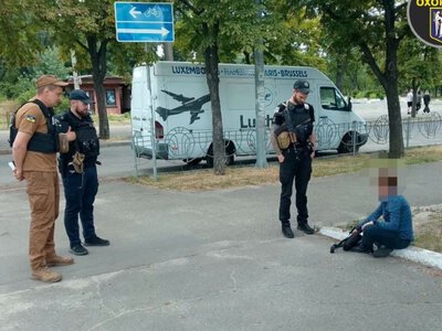 У Києві на території школи затримали жінку із сокирою: її госпіталізували