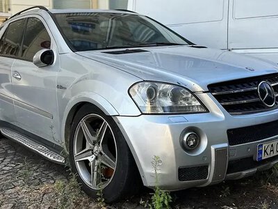 У Парижі виявили покинутий Mercedes AMG на українських номерах (ФОТО)