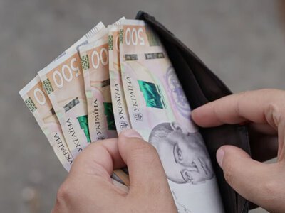 Середня зарплата в Україні встановила рекорд: що стоїть за зростанням