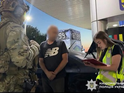 Спецоперація поліції та ДПСУ на Хмельниччині: на заправці жорстко затримали групу відомих перевізників